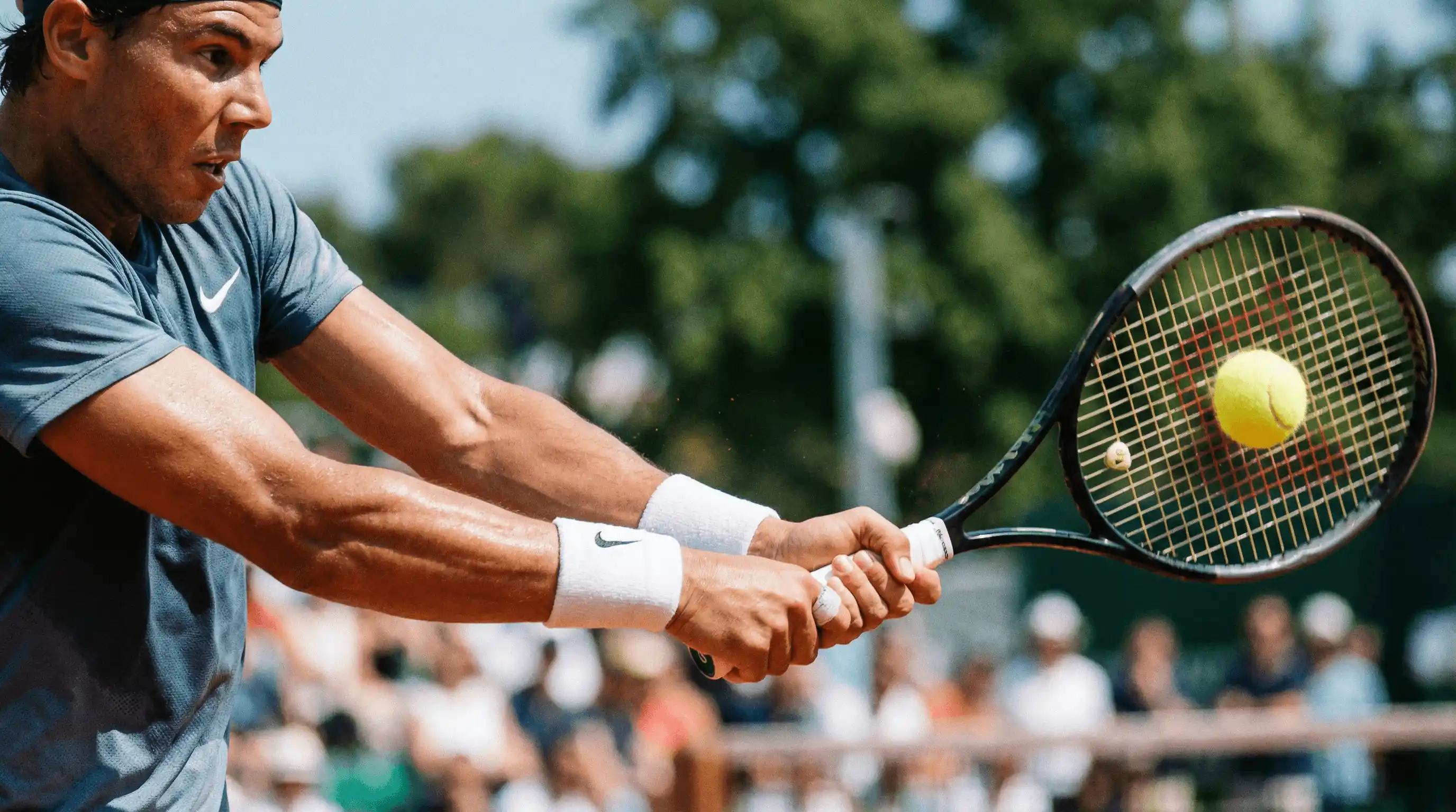 لاعب تنس يؤدي ضربة أمامية بدقة مع تركيز على التقنية