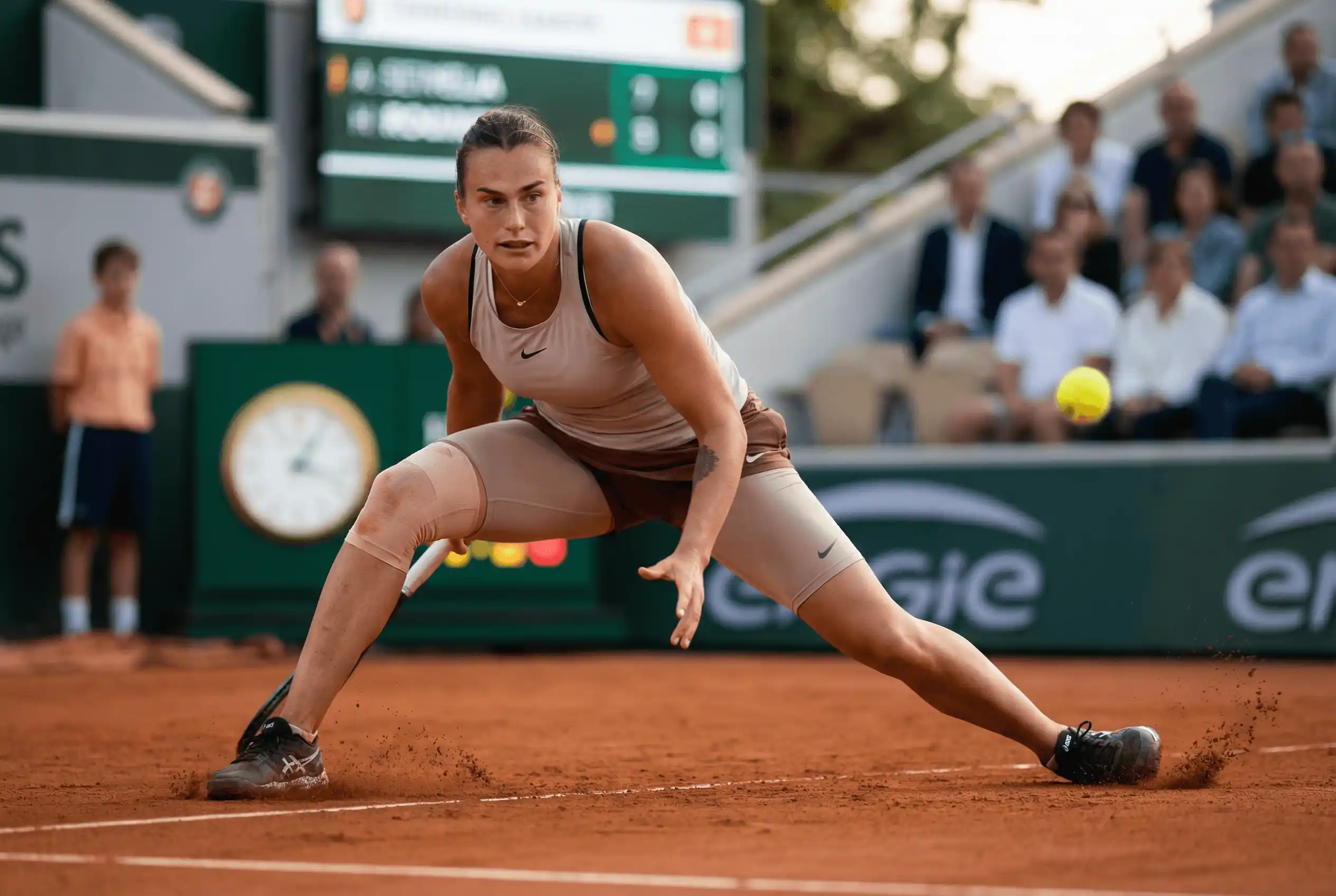 مدرب تنس يصحح تقنية اللاعب أثناء التمرين على الملعب