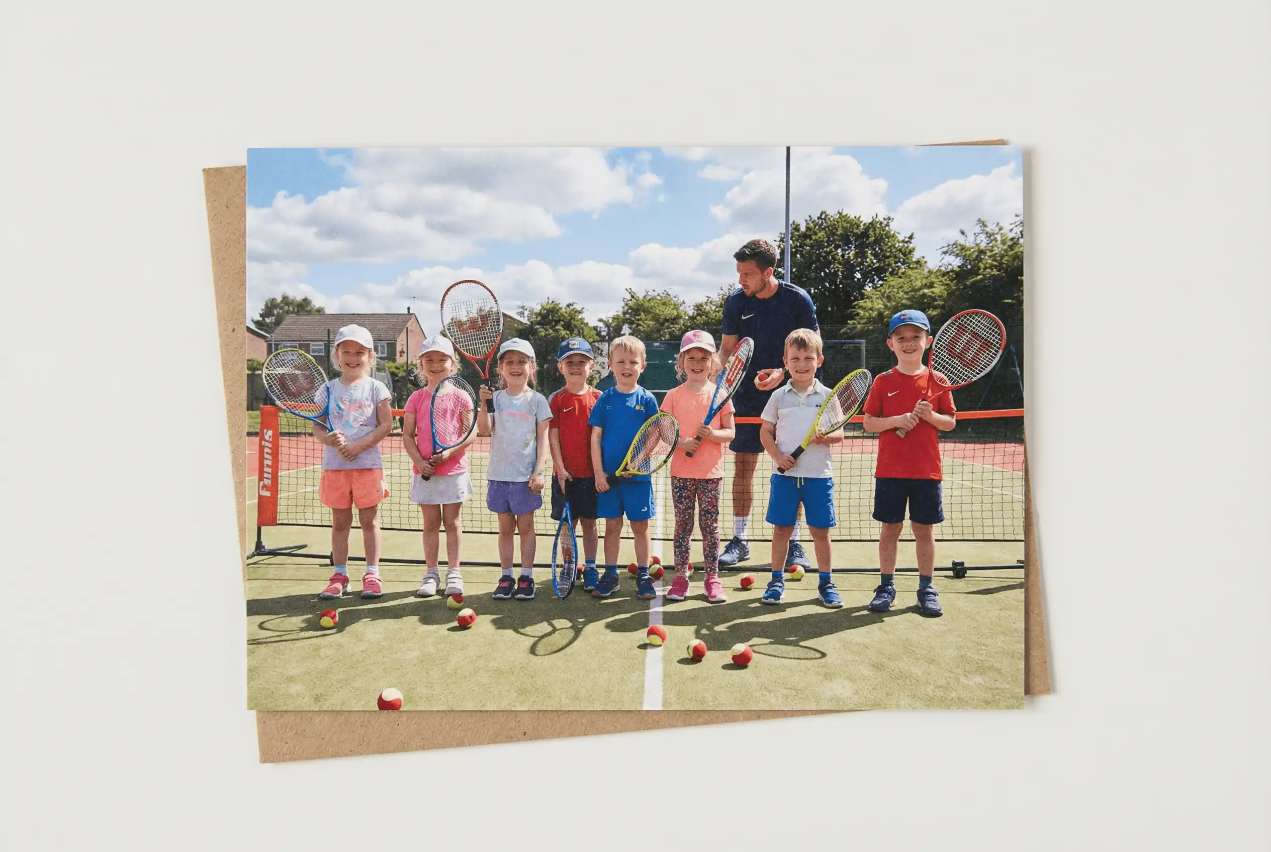 مدرب تنس يعلّم أطفالاً أساسيات الضرب في برنامج mini tennis