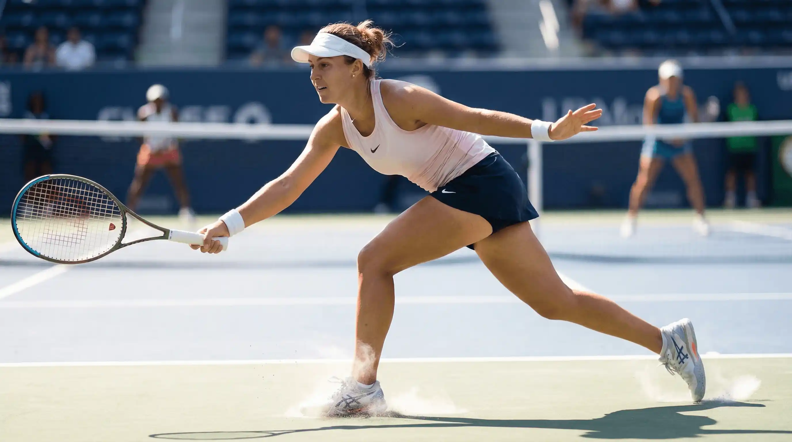 لاعب تنس يتدرب على الحركة والسرعة على الملعب